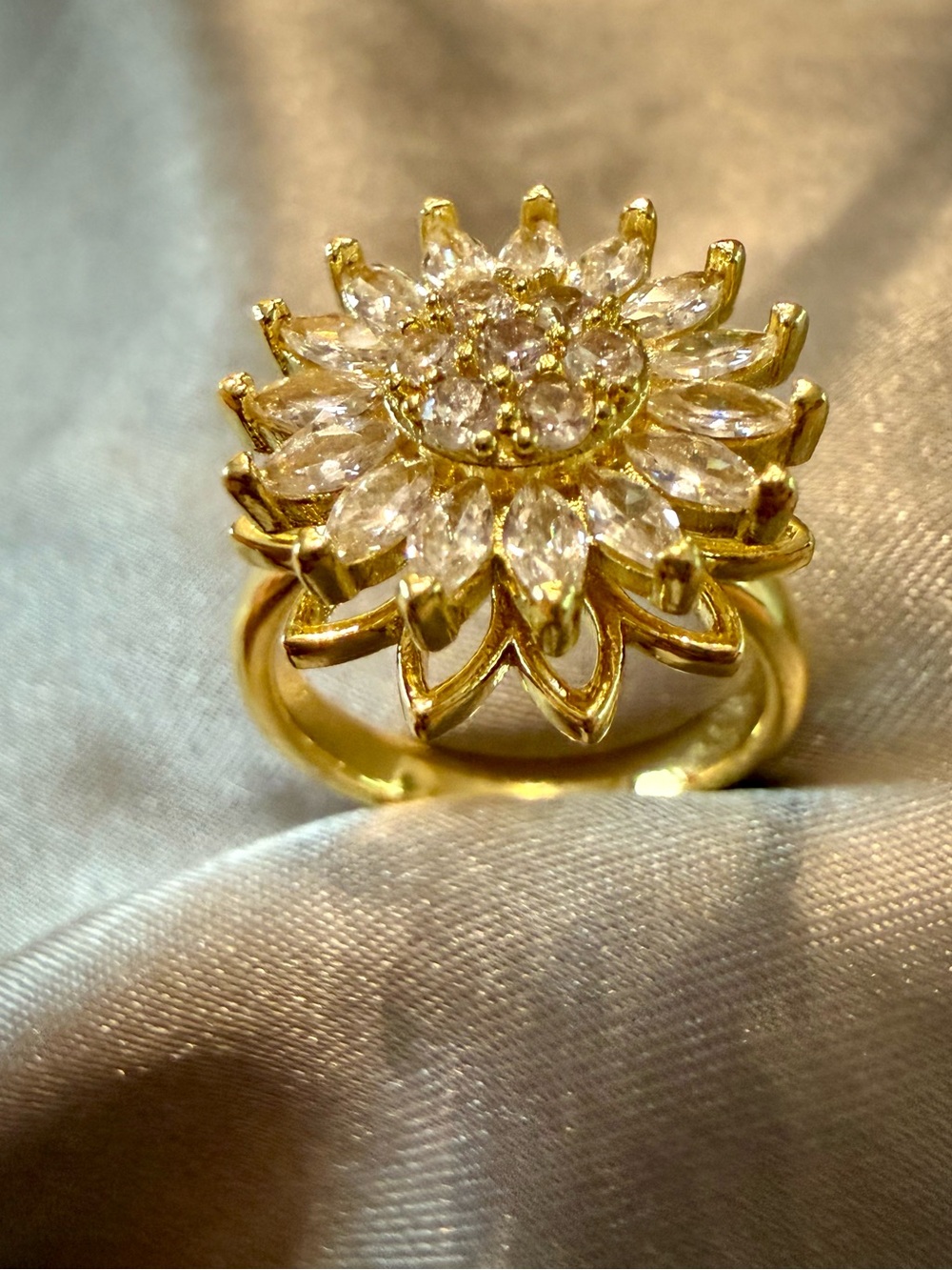 Gold and Clear Crystal Flower Spinning Statement Ring - Women Jewelry Size 6 - Picture 5 of 6